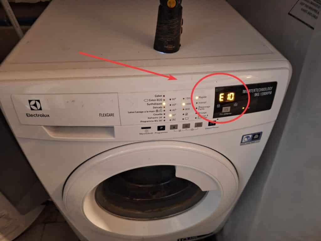 Erreur E10 pendant le cycle de lavage + fuite d'eau sur machine à laver Electrolux