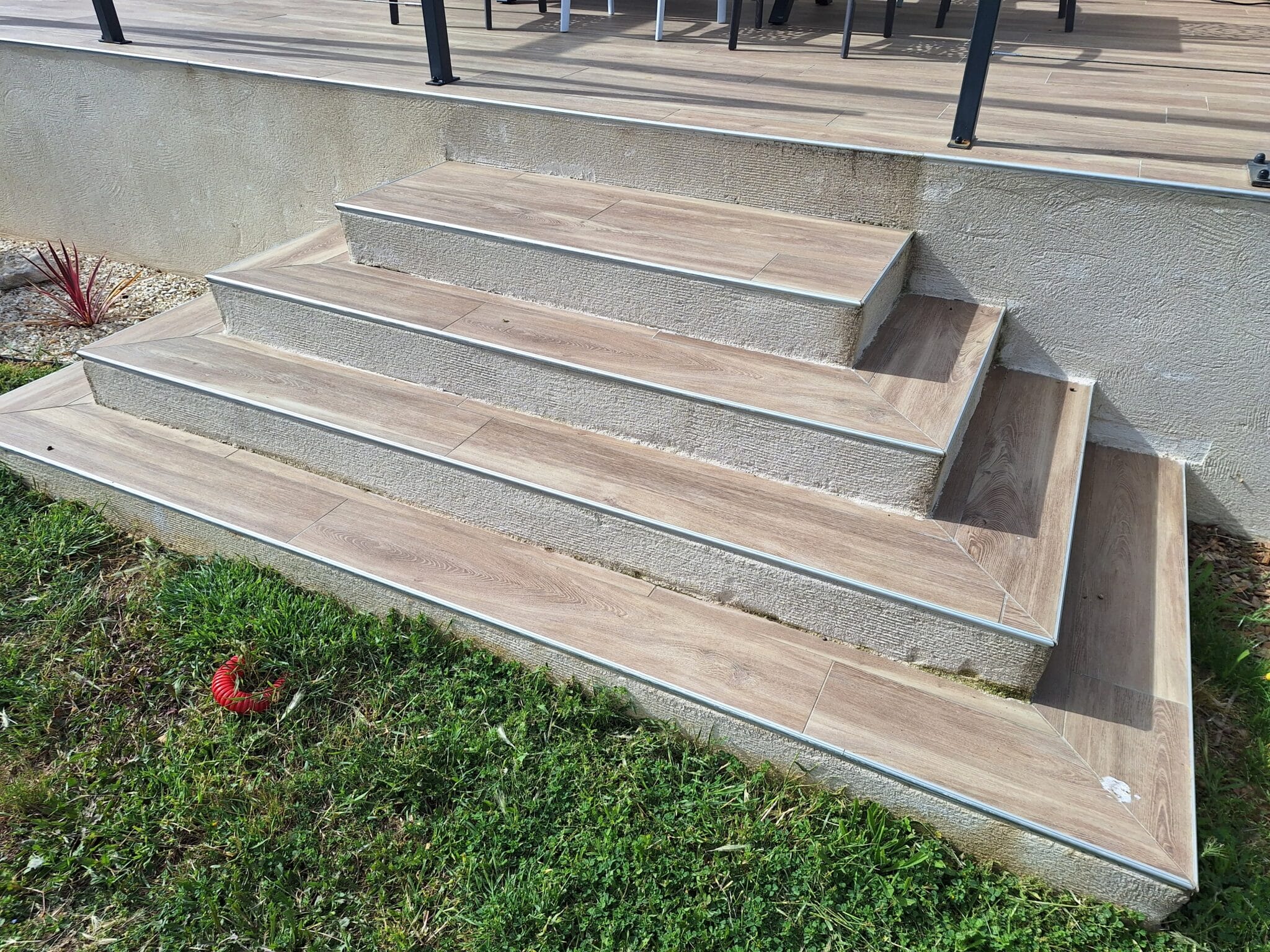 Construire Un Escalier Extérieur En Parpaing Je construis un escalier extérieur en béton et parpaings pour ma