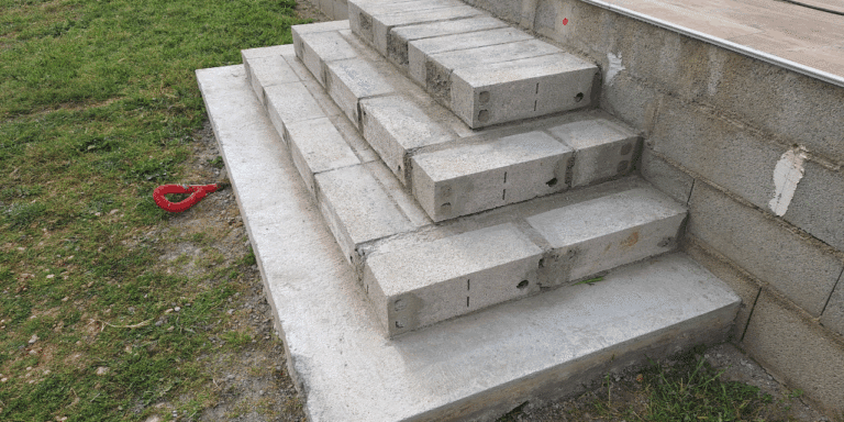 Je construis un escalier extérieur en béton et parpaings pour ma terrasse