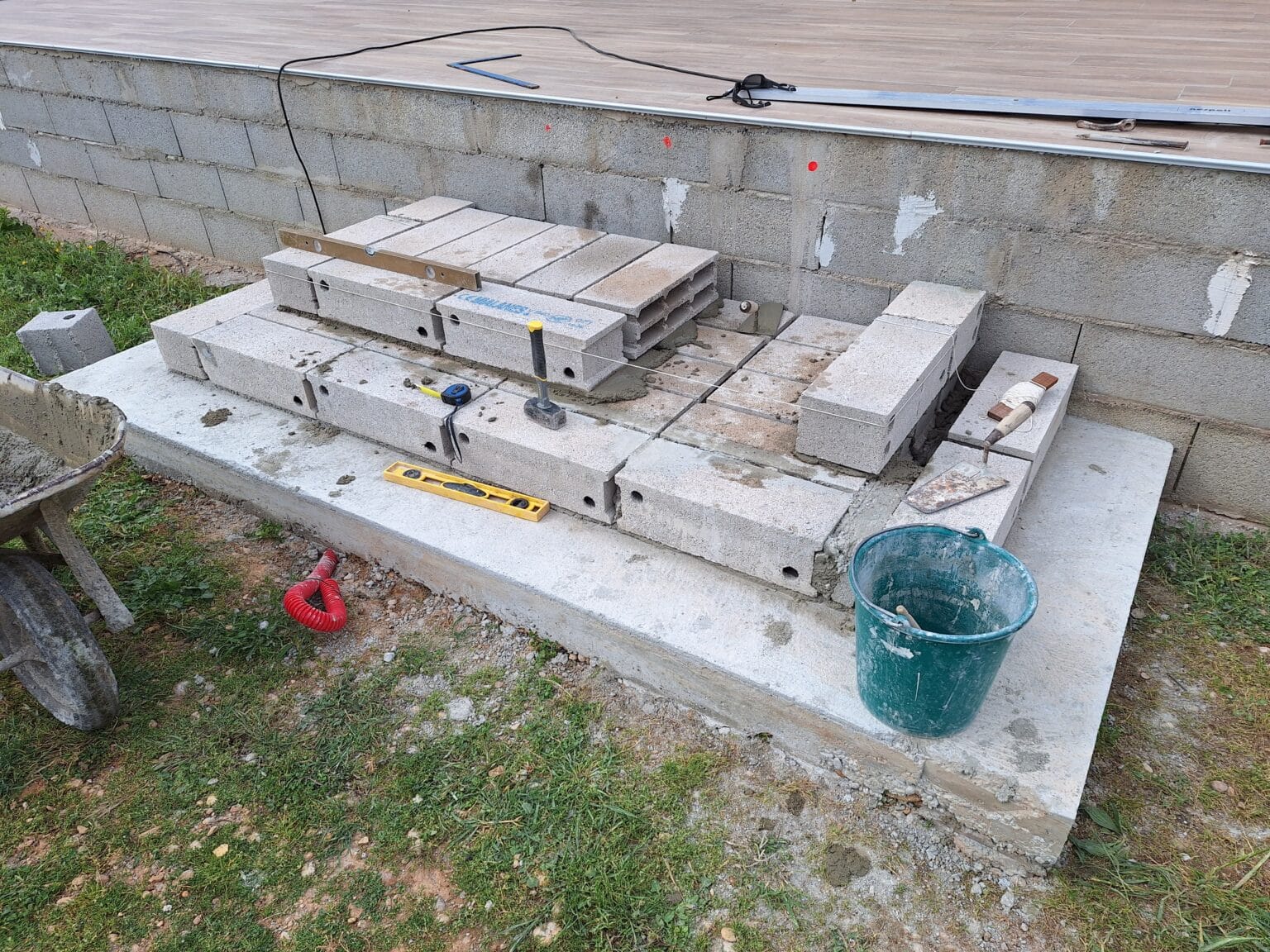 Construire Un Escalier Extérieur En Parpaing Je construis un escalier extérieur en béton et parpaings pour ma